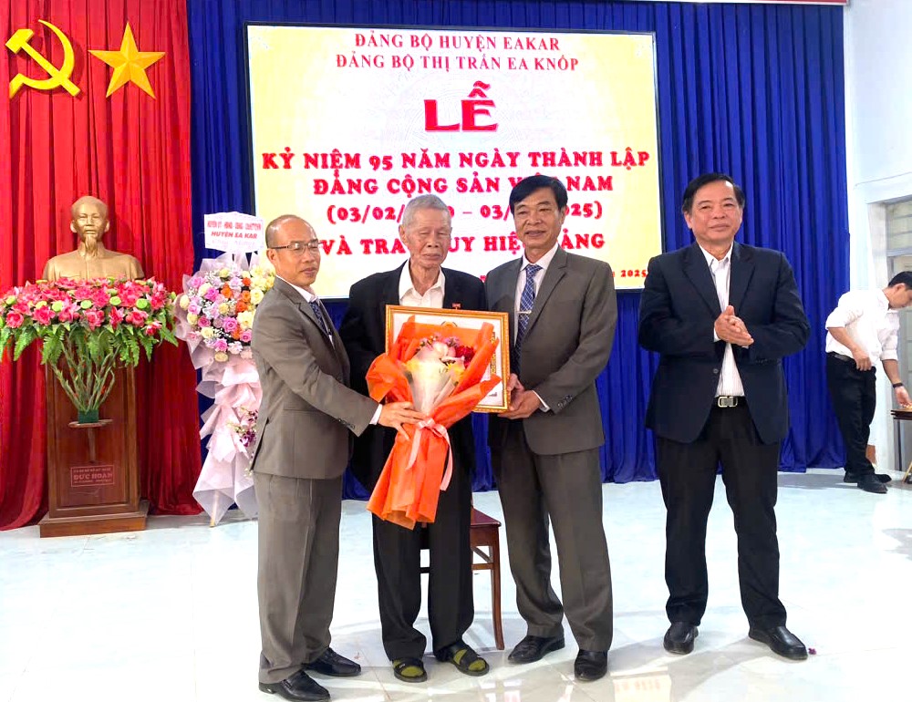 Trao tặng hoa